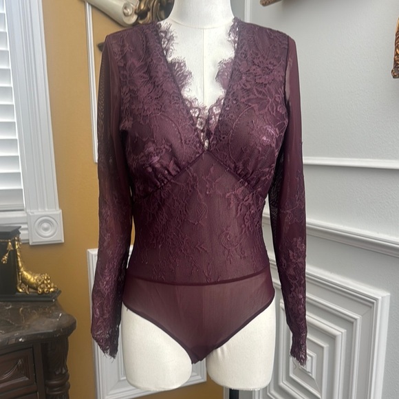 Elegant Lace Bodysuit in Deep Burgundy - Picture 2 of 16